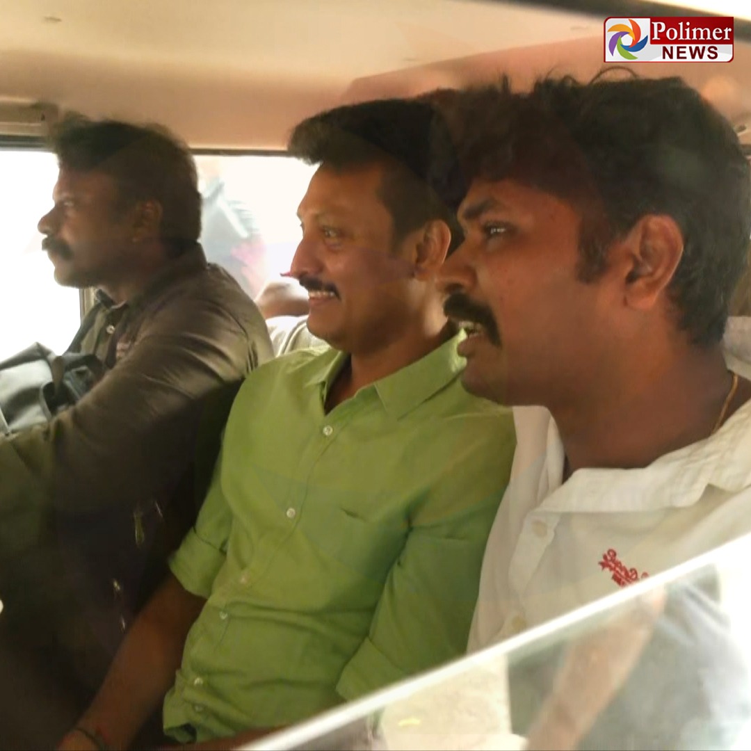 வாகனத்தில் அமர்ந்திருக்கும் நபர்களைக் காட்டும் பாலிமர் நியூஸ் புகைப்படம்